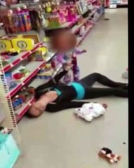 Download Video: En pleine overdose sa petite fille de 2 ans essaie de la réveiller par tous les moyens