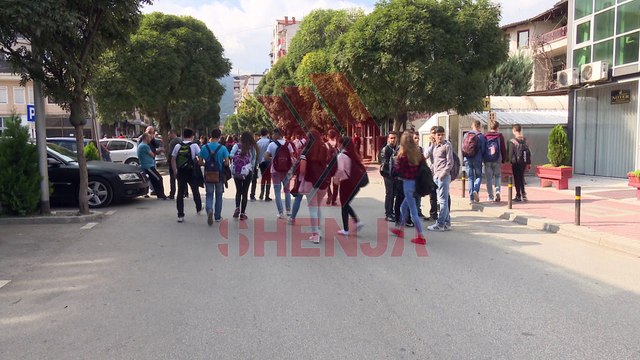 Nxënësit mbesin pa transport, protestojnë para Komunës së Tetovës
