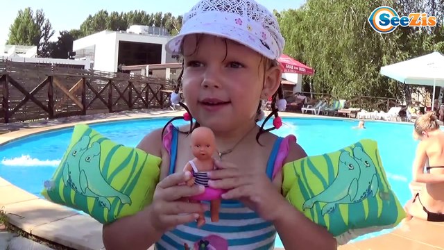 Кукла Беби Борн в бассейне! Ника катает куклу на лодке. Видео для детей - Baby Born Doll Bath Time