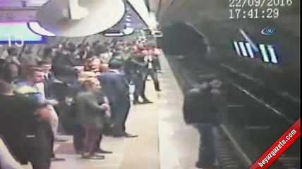 Görme engelli gencin raylara atlama anı kamerada