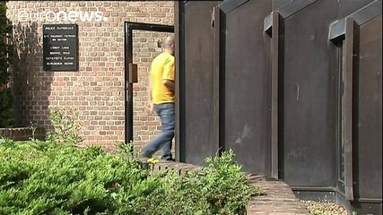 Polícias belgas levam migrantes para França