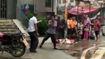Dos hombres protagonizan una graciosa pelea de kung fu en plana calle