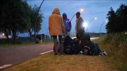La espera de "los olvidados" de Calais genera discordia entre las comunidades