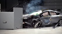 2015 Chrysler 200 4-door sedan small overlap IIHS crash test