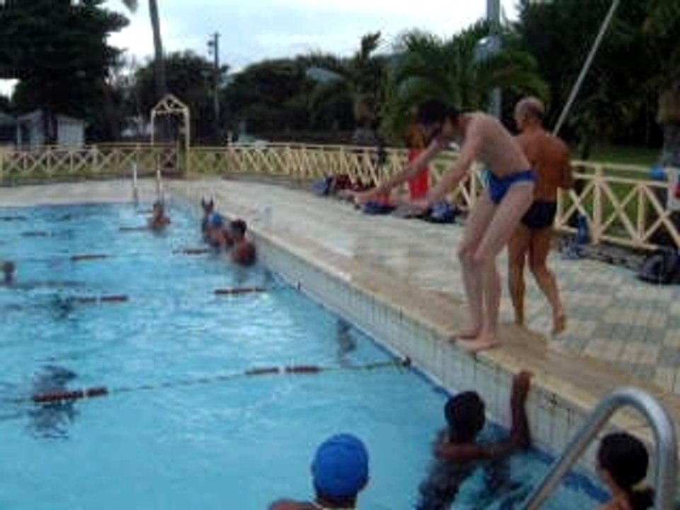 2005 laury apprend a nager