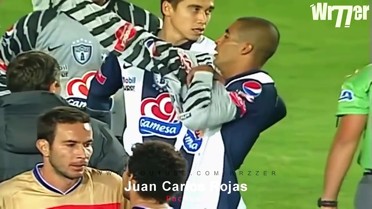 Top 10 tình huống cầu thủ trở thành thủ môn trong bóng đá