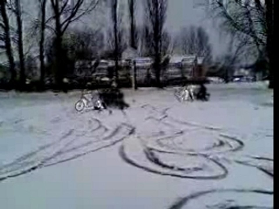 Mick è douy entr1 2darasse ds la neige