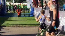 Cậu bé khuyết tật 8 tuổi cố gắng hoàn thành cuộc thi chạy việt dã