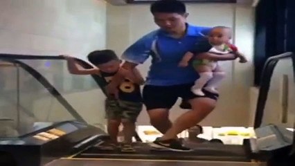 30/7 - Clip né tránh thang cuốn gây cười