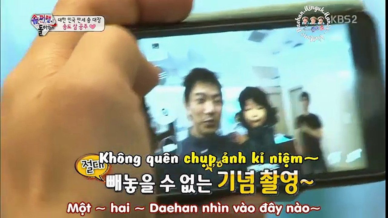 Thú vị với hình ảnh 3 anh em sinh ba biến hình thành con gái