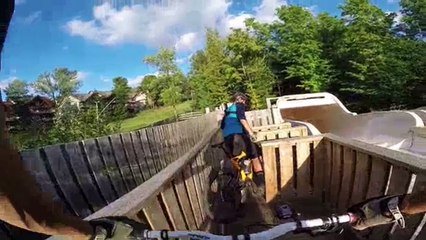 Faire du VTT dans un toboggan aquatique asséché