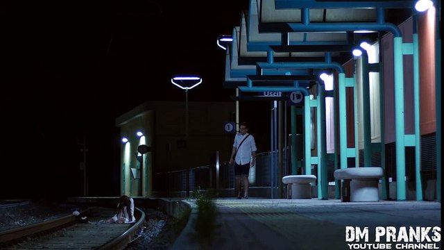 Chơi khăm - demon child scare prank