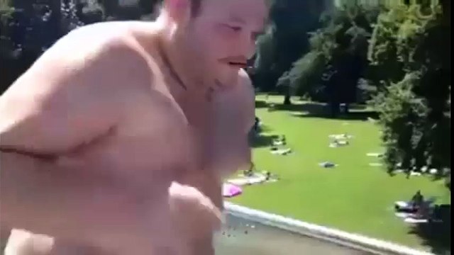 23/7 - Chàng mập nhảy hồ bơi gây sốc