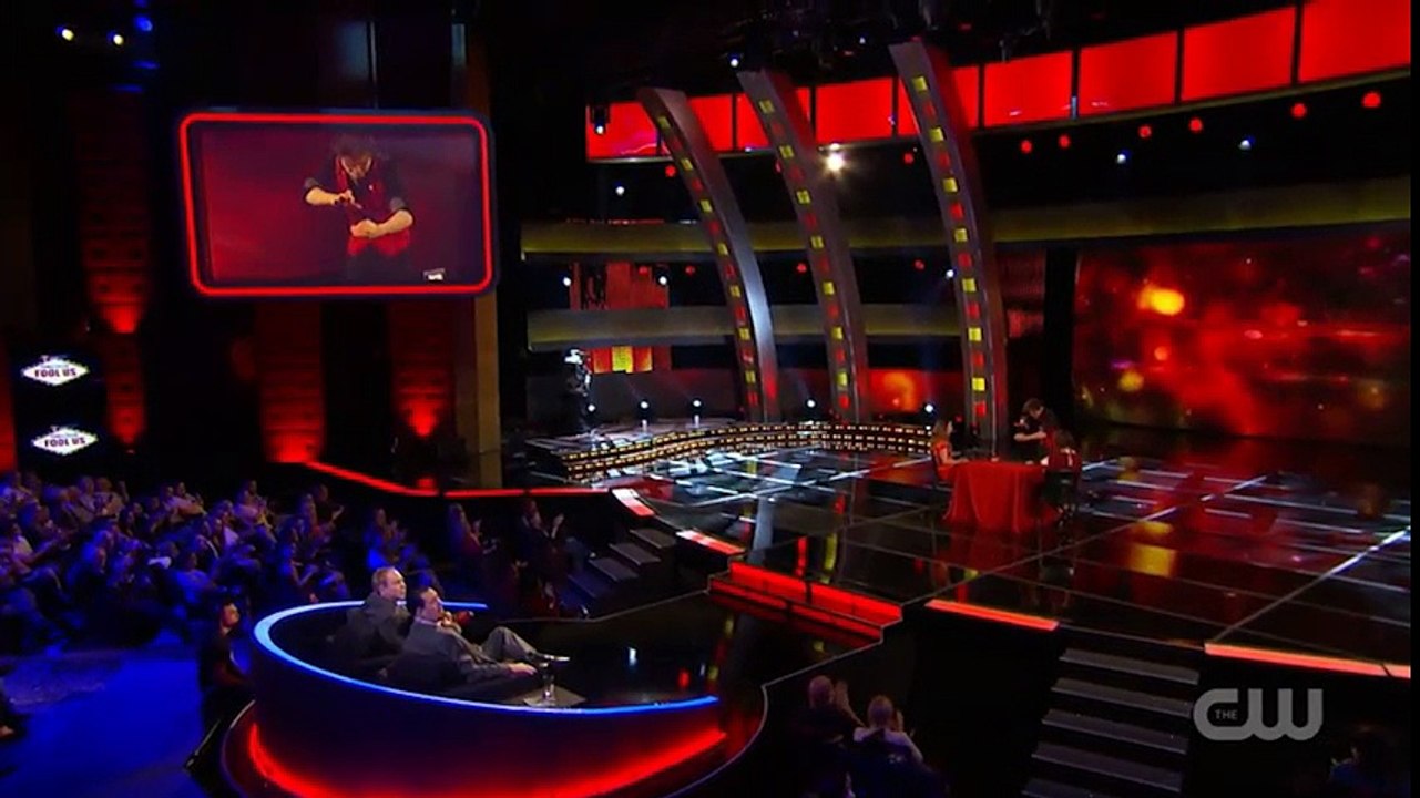 Màn ảo thuật cực ảo với bài Tây của ảo thuật gia người Châu Á