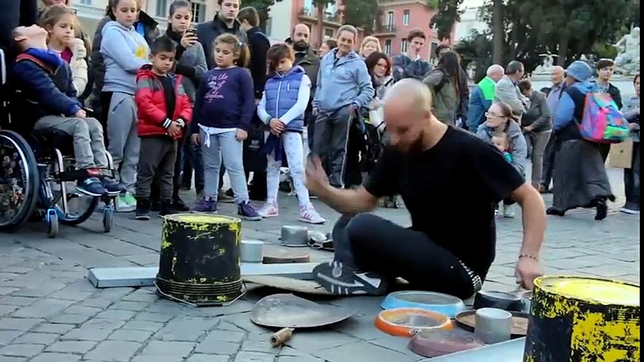 Màn biểu diễn trống cực đỉnh giữa đường phố