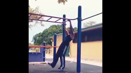 Chàng trai tập thể dục theo cách rất lạ