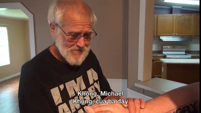 Clip cảm động - Người cha già khóc nức nở khi được con trai mua nhà