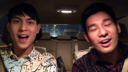 Cặp đôi đồng tính nam hát trong xe