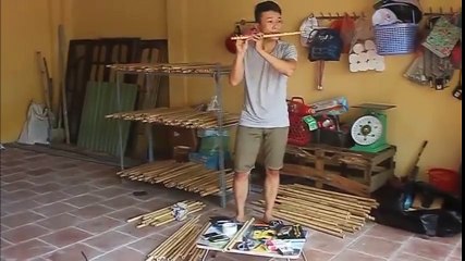 Chàng trai thổi sáo gây xúc động