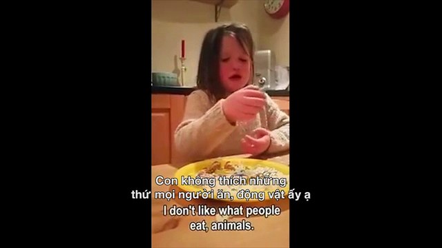 Động vật - Bé gái khóc nức nở thuyết phục bố ăn chay