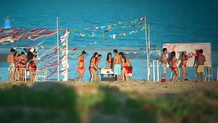 Minh Hằng nóng bỏng trên biển cùng trai đẹp