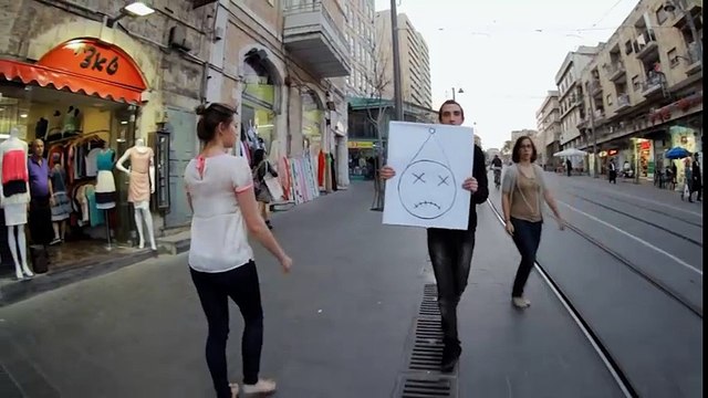 Clip đi ngược độc đáo gây xôn xao cư dân mạng