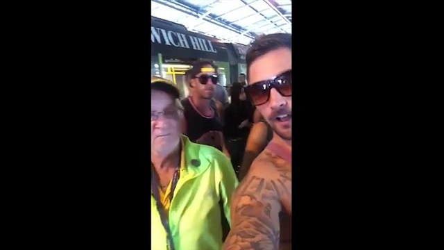 Selfie - Chàng trai chụp hình tự sướng giỡn nhây