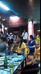 Chàng trai hát dạo bán kẹo kéo Đan Nguyên