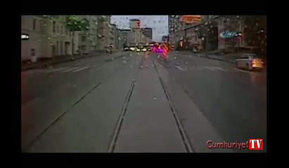 Korkunç an: Tramvayın altında can verdi