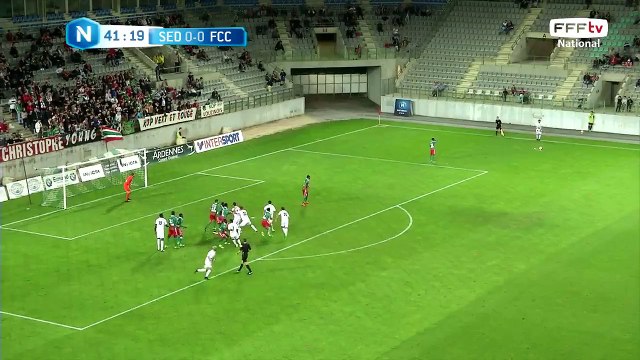 Coup franc repris, puis repoussé en corner