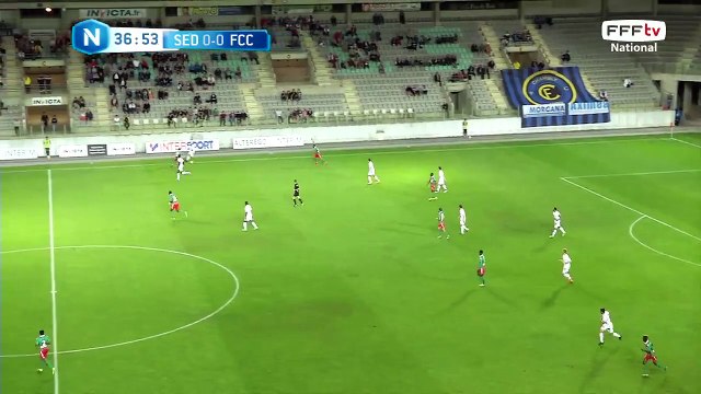 Ballon donné en profondeur, mais récupéré par la défense sedannaise