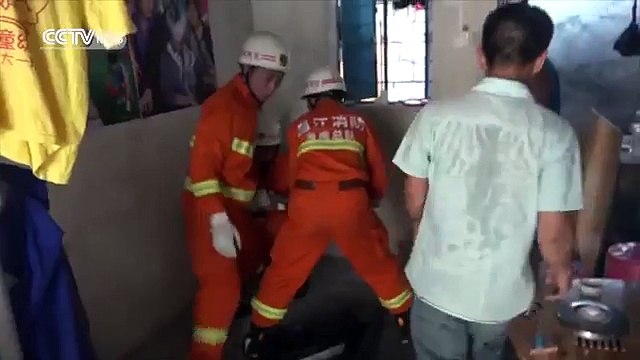 Giải cứu cậu bé mắc kẹt giữa hai bức tường