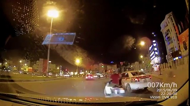 Thanh niên hùng hổ đánh tài xế taxi