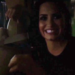 Demi Lovato ăn trộm xe