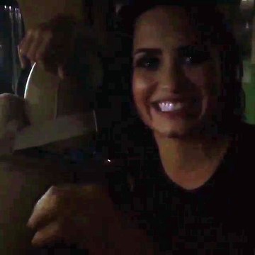 Demi Lovato ăn trộm xe