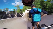 Ils descendent un toboggan aquatique en VTT! Dingue...