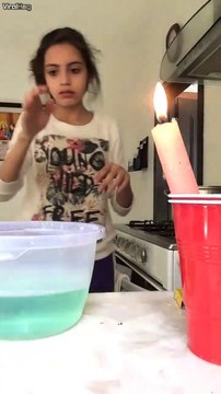 Elle se met le feu au cheveux en faisant une experience bien débile