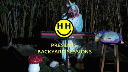 Miley Cyrus hát tưởng nhớ cá nóc