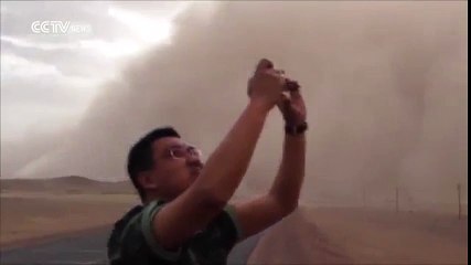 "Bức tường cát" cao hàng trăm mét nhấn chìm thành phố Nội Mông