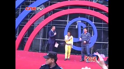Thót tim màn biểu diễn mạo hiểm, bịt mắt đi dây qua tòa tháp đôi