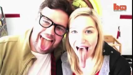 Cô gái lưỡi dài