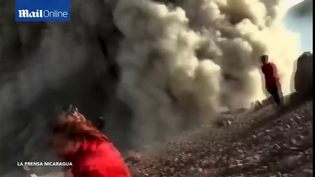 Núi lửa đột nhiên phun trào khiến du khách chạy tán loạn