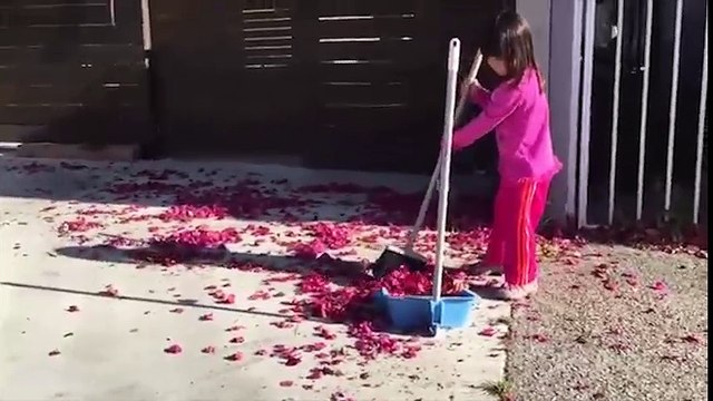 Chết cười với cậu bé ga lăng nhất nhì thế giới