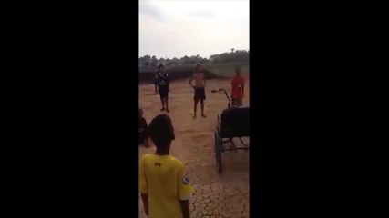 Người đàn ông cụt 2 chân chân đánh cầu lông “cực siêu”