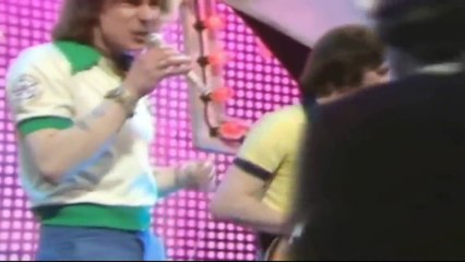 Wigan's Ovation ~ Skiing in the Snow-m7rCetTHkUk