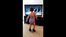 Em bé mang giày cao gót nhảy