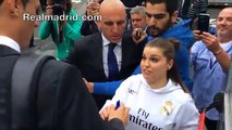 Fan nữ khóc vì được C. Ronaldo ký lên ngực