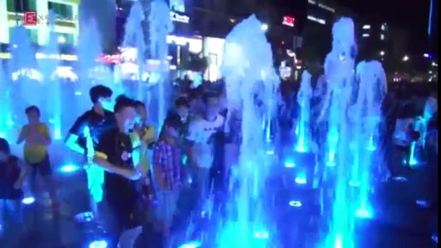 Phố đi bộ Nguyễn Huệ chật kín người trong đêm đầu mở cửa