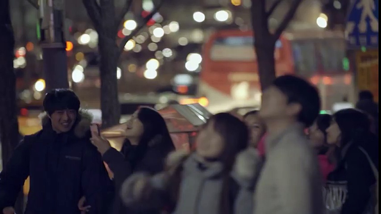 Cảm động trước màn cầu hôn bằng giấy ghi nhớ của chàng trai