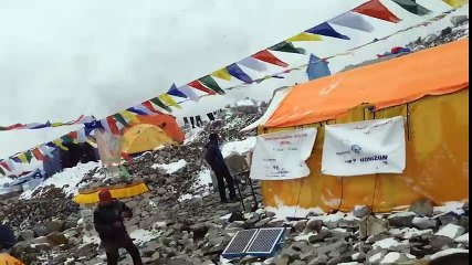 Avalanche in Everest Basecamp